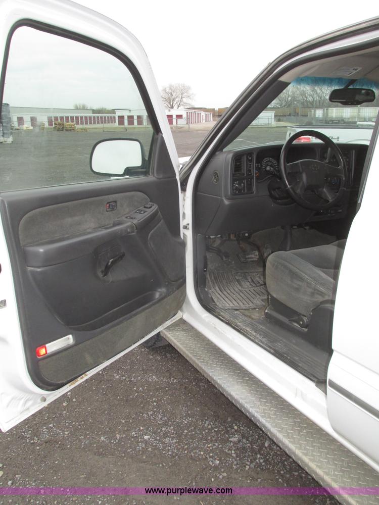 image for item H4725 2003 Chevrolet Silverado 1500 LS Ext. cab pickup truck