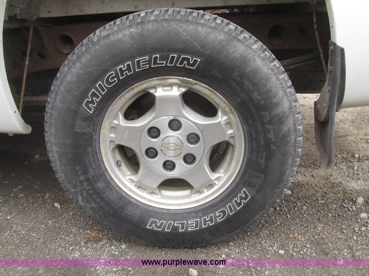 image for item H4725 2003 Chevrolet Silverado 1500 LS Ext. cab pickup truck