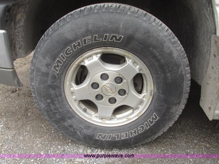 image for item H4725 2003 Chevrolet Silverado 1500 LS Ext. cab pickup truck