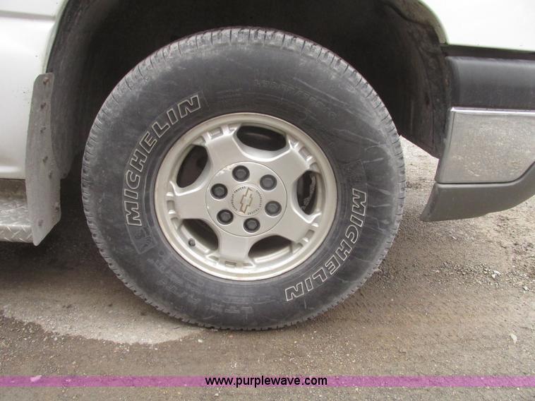 image for item H4725 2003 Chevrolet Silverado 1500 LS Ext. cab pickup truck