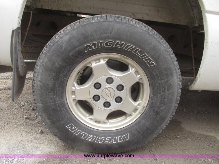 image for item H4725 2003 Chevrolet Silverado 1500 LS Ext. cab pickup truck