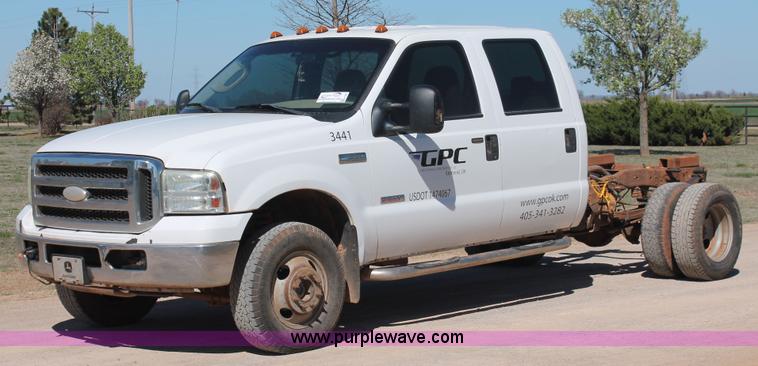image for item H5867 2005 Ford F350 Super Duty XLT Crew Cab pickup truck
