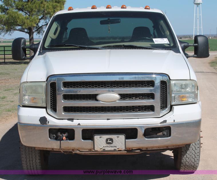 image for item H5867 2005 Ford F350 Super Duty XLT Crew Cab pickup truck