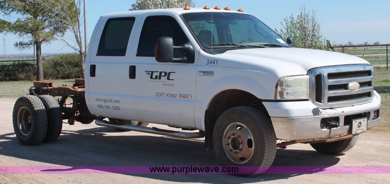 image for item H5867 2005 Ford F350 Super Duty XLT Crew Cab pickup truck