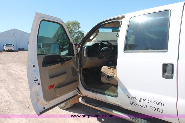 image for item H5867 2005 Ford F350 Super Duty XLT Crew Cab pickup truck