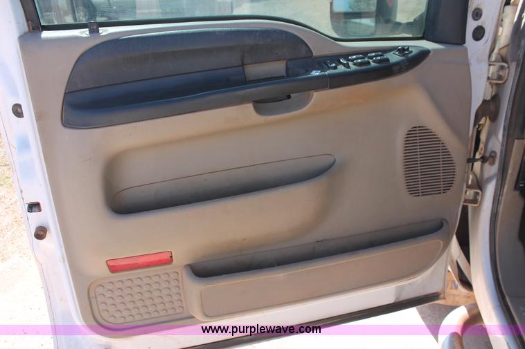 image for item H5867 2005 Ford F350 Super Duty XLT Crew Cab pickup truck