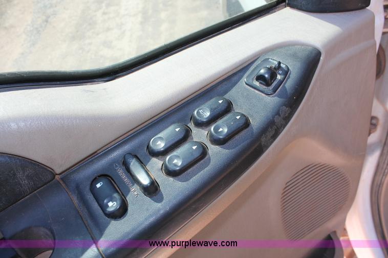 image for item H5867 2005 Ford F350 Super Duty XLT Crew Cab pickup truck