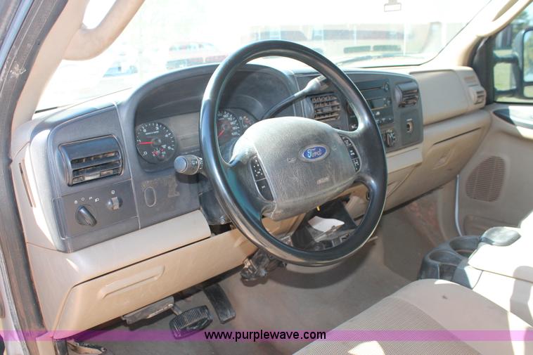 image for item H5867 2005 Ford F350 Super Duty XLT Crew Cab pickup truck