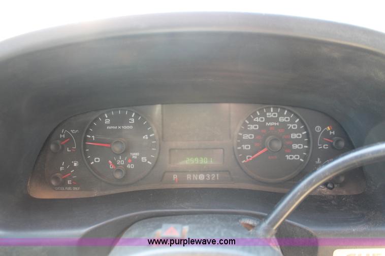 image for item H5867 2005 Ford F350 Super Duty XLT Crew Cab pickup truck