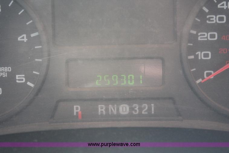 image for item H5867 2005 Ford F350 Super Duty XLT Crew Cab pickup truck