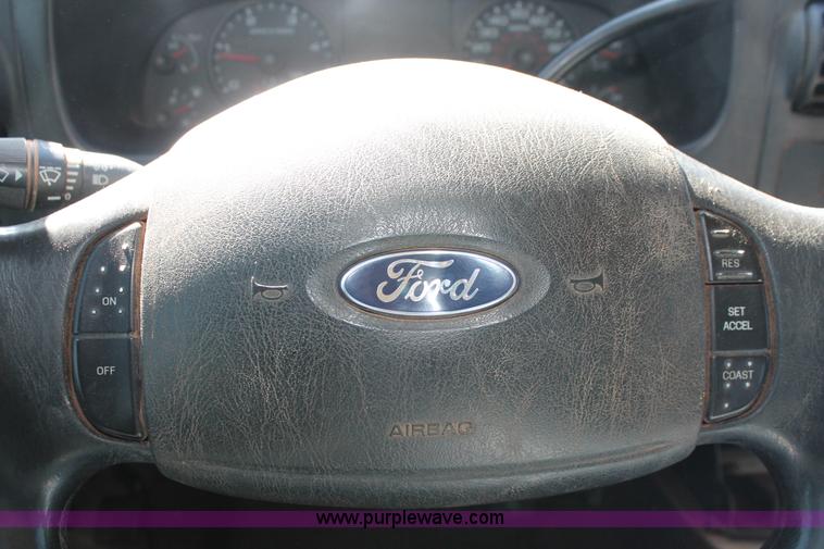 image for item H5867 2005 Ford F350 Super Duty XLT Crew Cab pickup truck