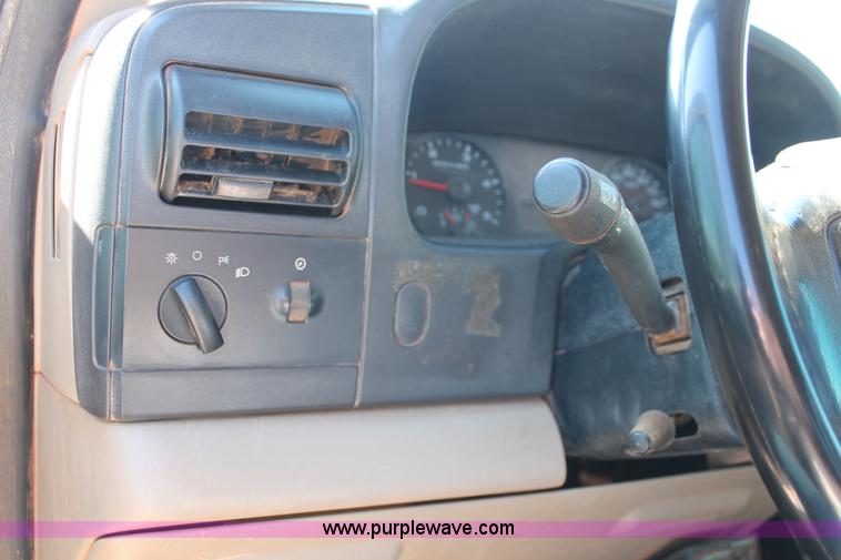 image for item H5867 2005 Ford F350 Super Duty XLT Crew Cab pickup truck