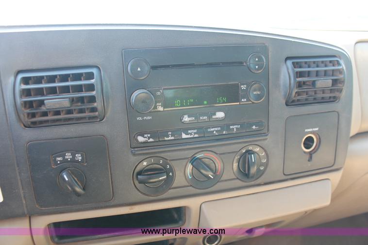 image for item H5867 2005 Ford F350 Super Duty XLT Crew Cab pickup truck