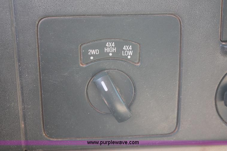 image for item H5867 2005 Ford F350 Super Duty XLT Crew Cab pickup truck