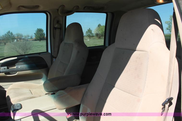 image for item H5867 2005 Ford F350 Super Duty XLT Crew Cab pickup truck