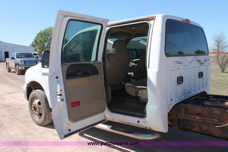image for item H5867 2005 Ford F350 Super Duty XLT Crew Cab pickup truck