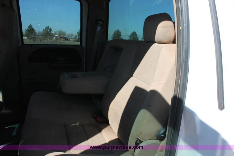 image for item H5867 2005 Ford F350 Super Duty XLT Crew Cab pickup truck