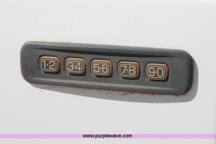 image for item H5867 2005 Ford F350 Super Duty XLT Crew Cab pickup truck