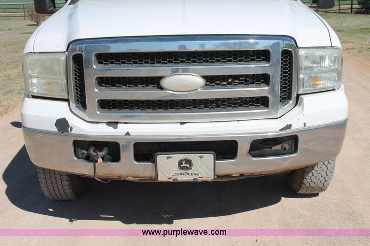 image for item H5867 2005 Ford F350 Super Duty XLT Crew Cab pickup truck