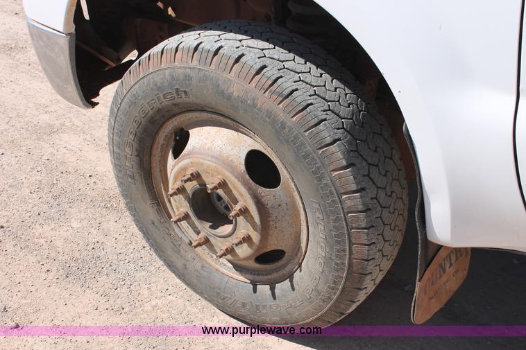 image for item H5867 2005 Ford F350 Super Duty XLT Crew Cab pickup truck