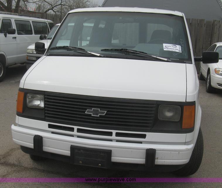 image for item H8734 1993 Chevrolet Astro van