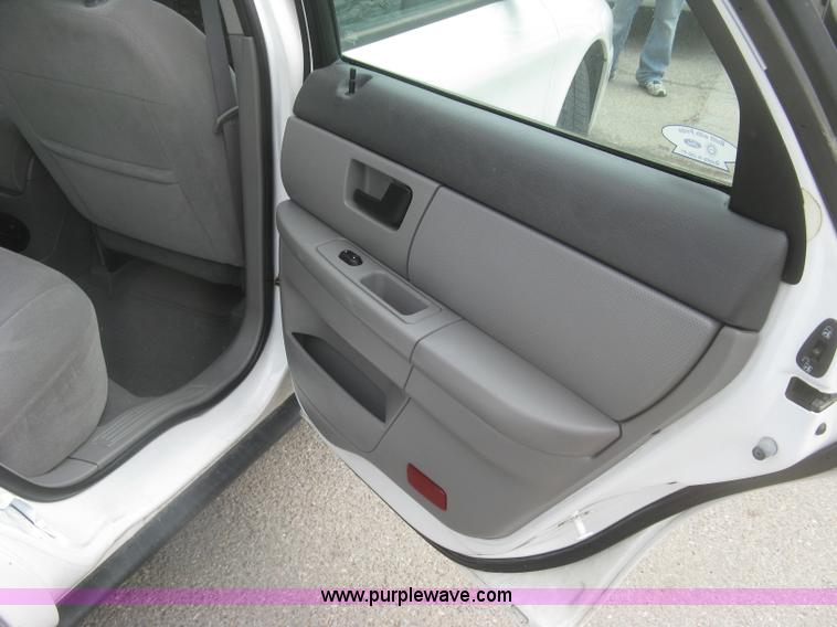 image for item H8735 2006 Ford Taurus SE