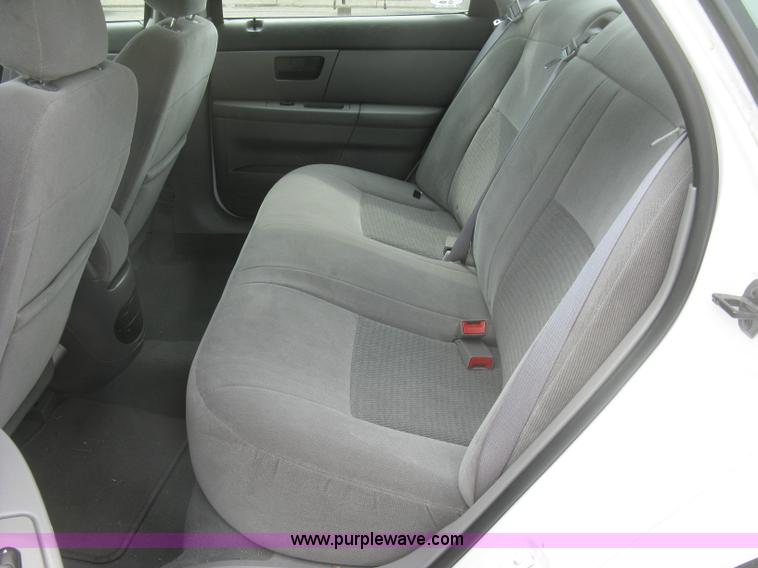 image for item H8735 2006 Ford Taurus SE