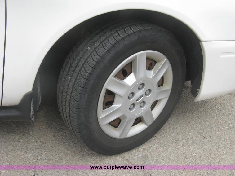 image for item H8735 2006 Ford Taurus SE