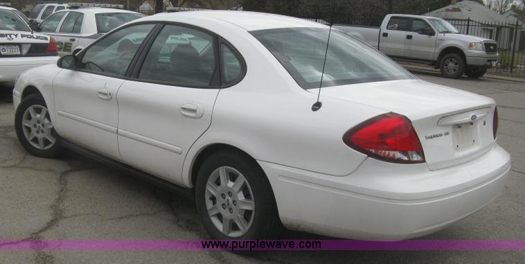 image for item H8736 2006 Ford Taurus SE