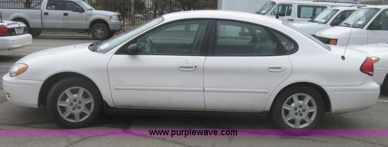 image for item H8736 2006 Ford Taurus SE