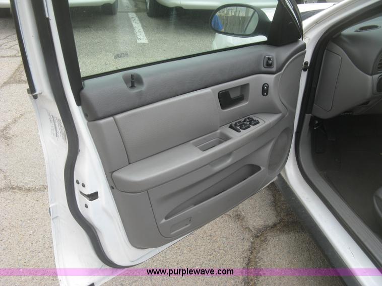 image for item H8736 2006 Ford Taurus SE