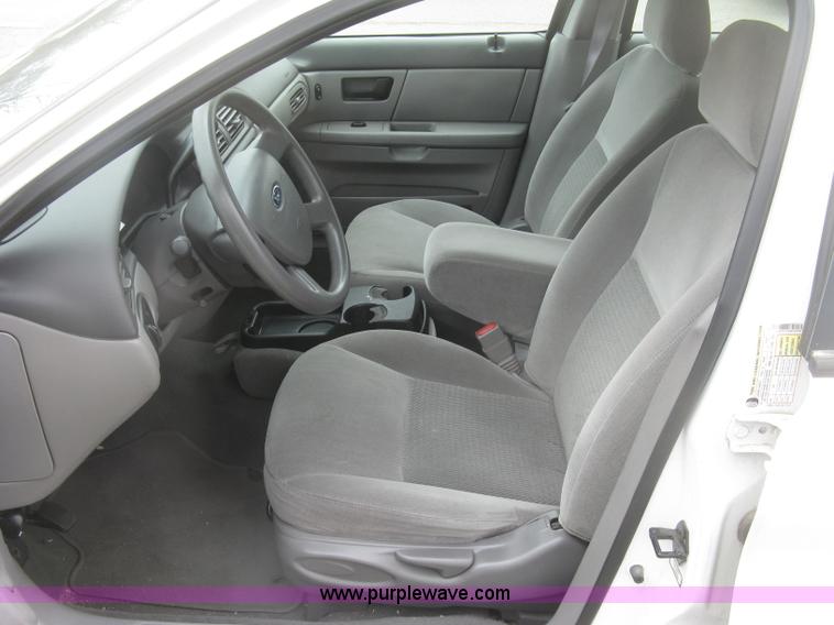 image for item H8736 2006 Ford Taurus SE