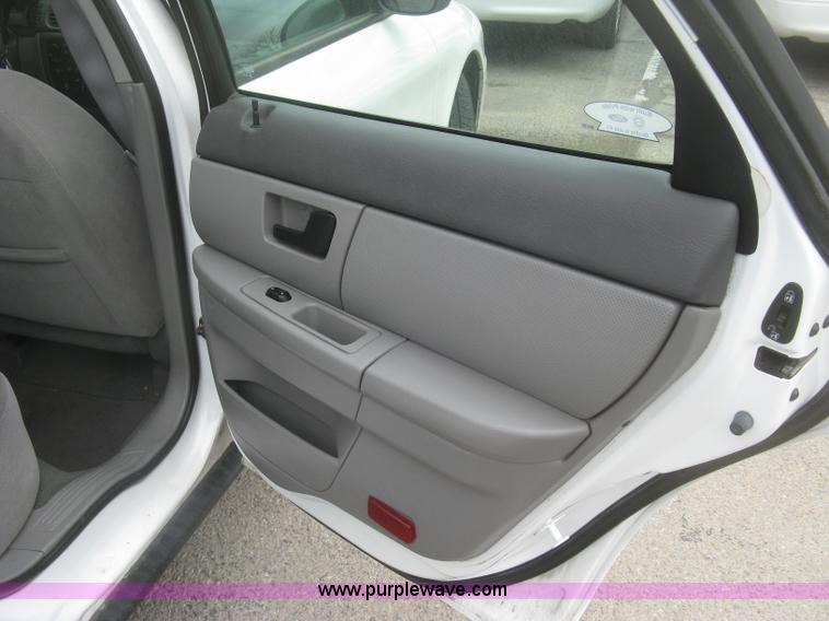 image for item H8736 2006 Ford Taurus SE