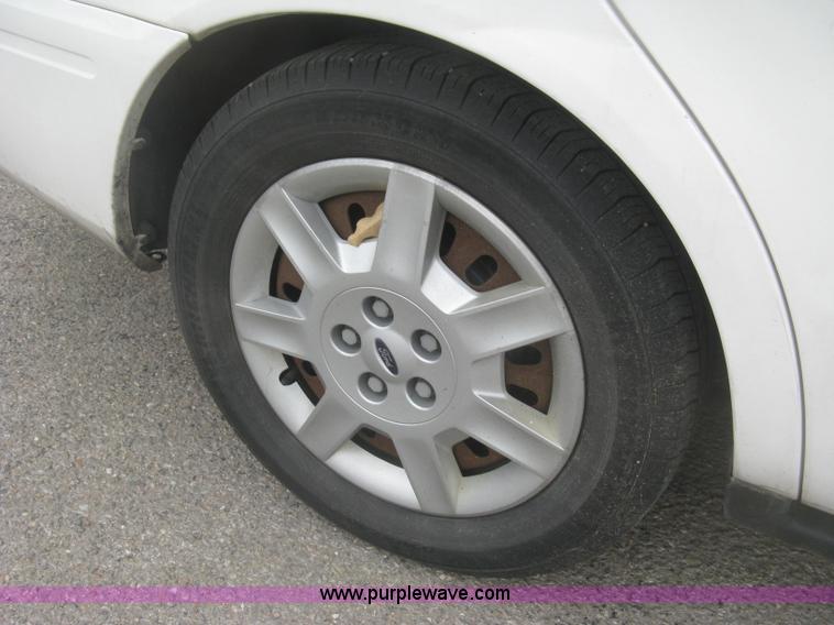 image for item H8736 2006 Ford Taurus SE