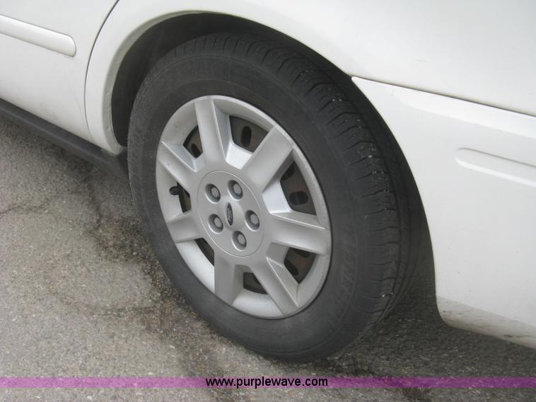 image for item H8736 2006 Ford Taurus SE