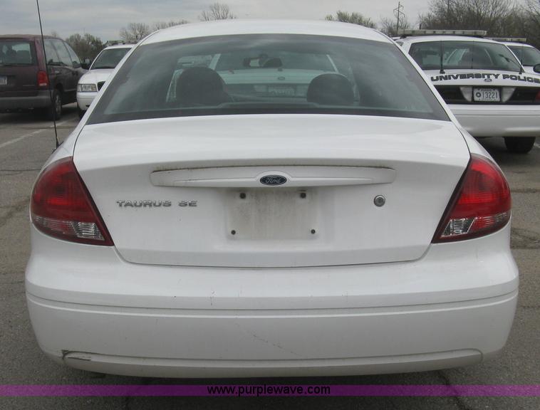 image for item H8737 2006 Ford Taurus SE