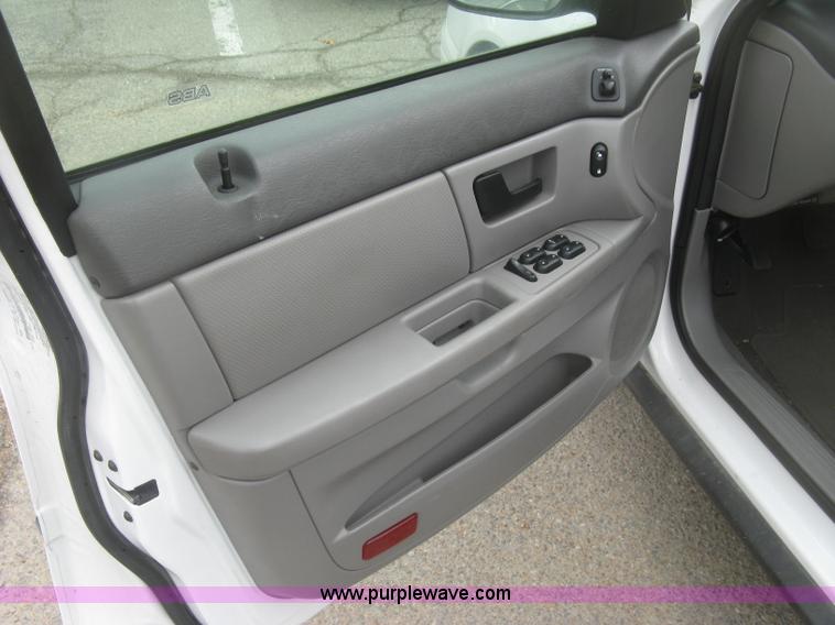 image for item H8737 2006 Ford Taurus SE