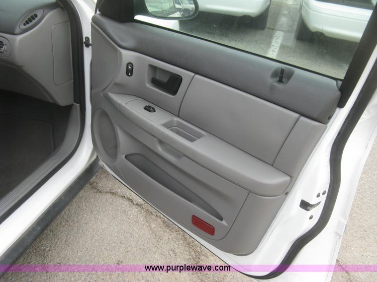 image for item H8737 2006 Ford Taurus SE