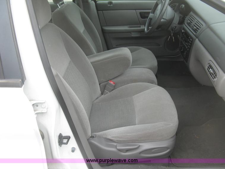 image for item H8737 2006 Ford Taurus SE