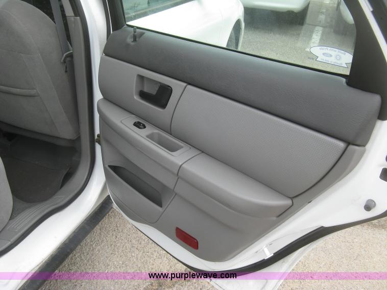 image for item H8737 2006 Ford Taurus SE