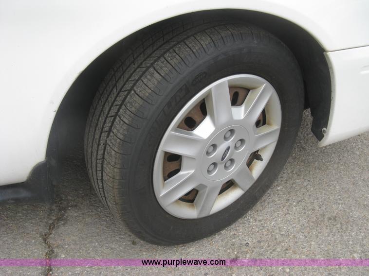 image for item H8737 2006 Ford Taurus SE