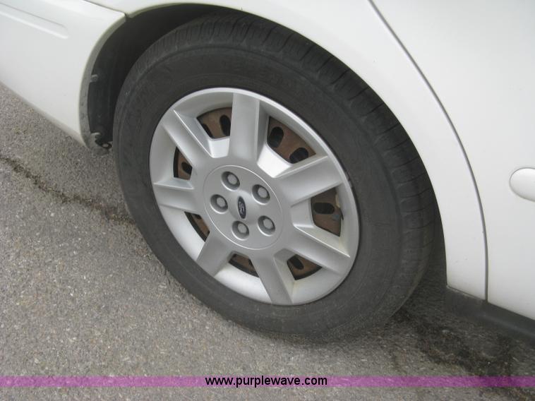 image for item H8737 2006 Ford Taurus SE