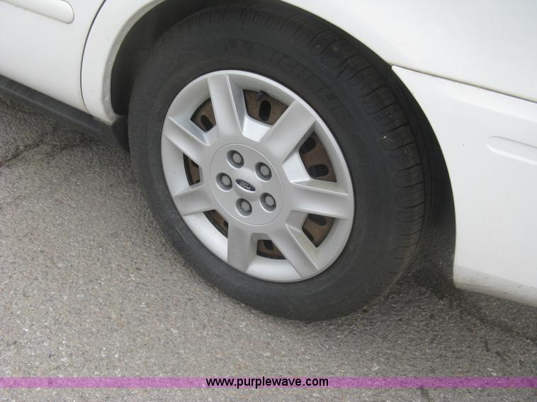 image for item H8737 2006 Ford Taurus SE
