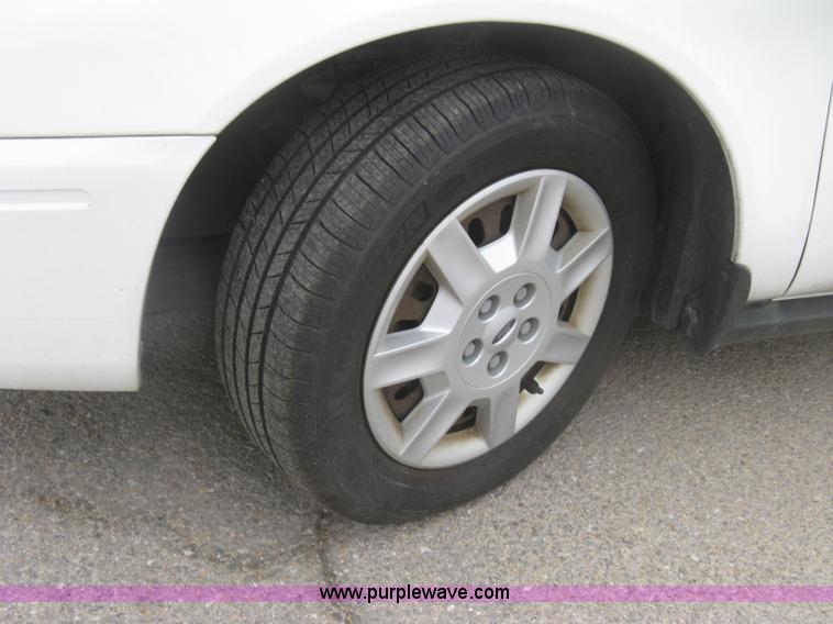 image for item H8737 2006 Ford Taurus SE