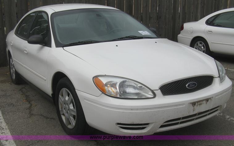 image for item H8738 2006 Ford Taurus SE