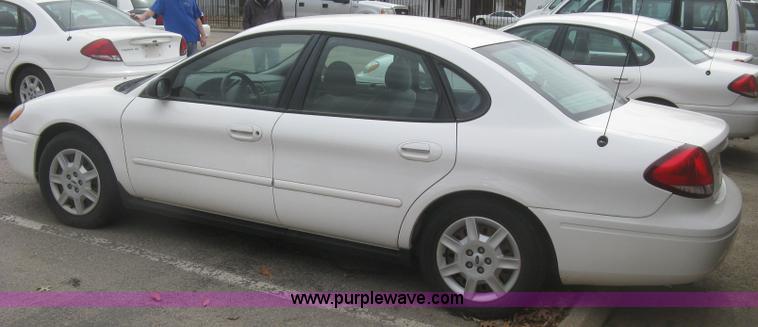 image for item H8738 2006 Ford Taurus SE