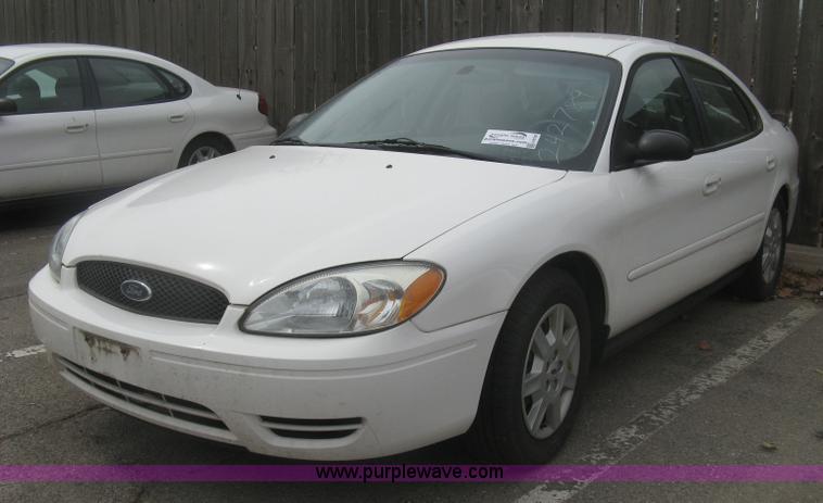image for item H8738 2006 Ford Taurus SE