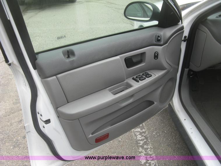 image for item H8738 2006 Ford Taurus SE