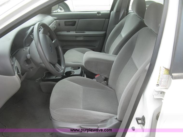 image for item H8738 2006 Ford Taurus SE