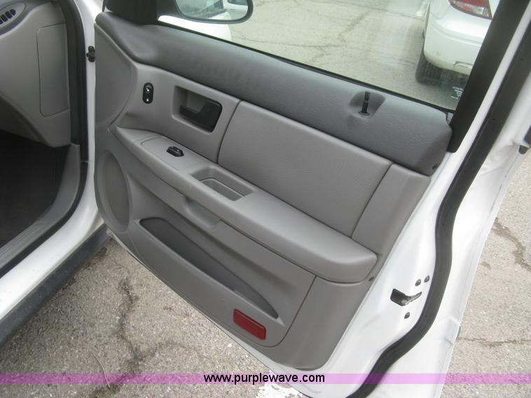 image for item H8738 2006 Ford Taurus SE